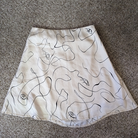 Princess Polly Satin Artsy Eye Cream and Black Mini Skirt Size 2 - Picture 2 of 14